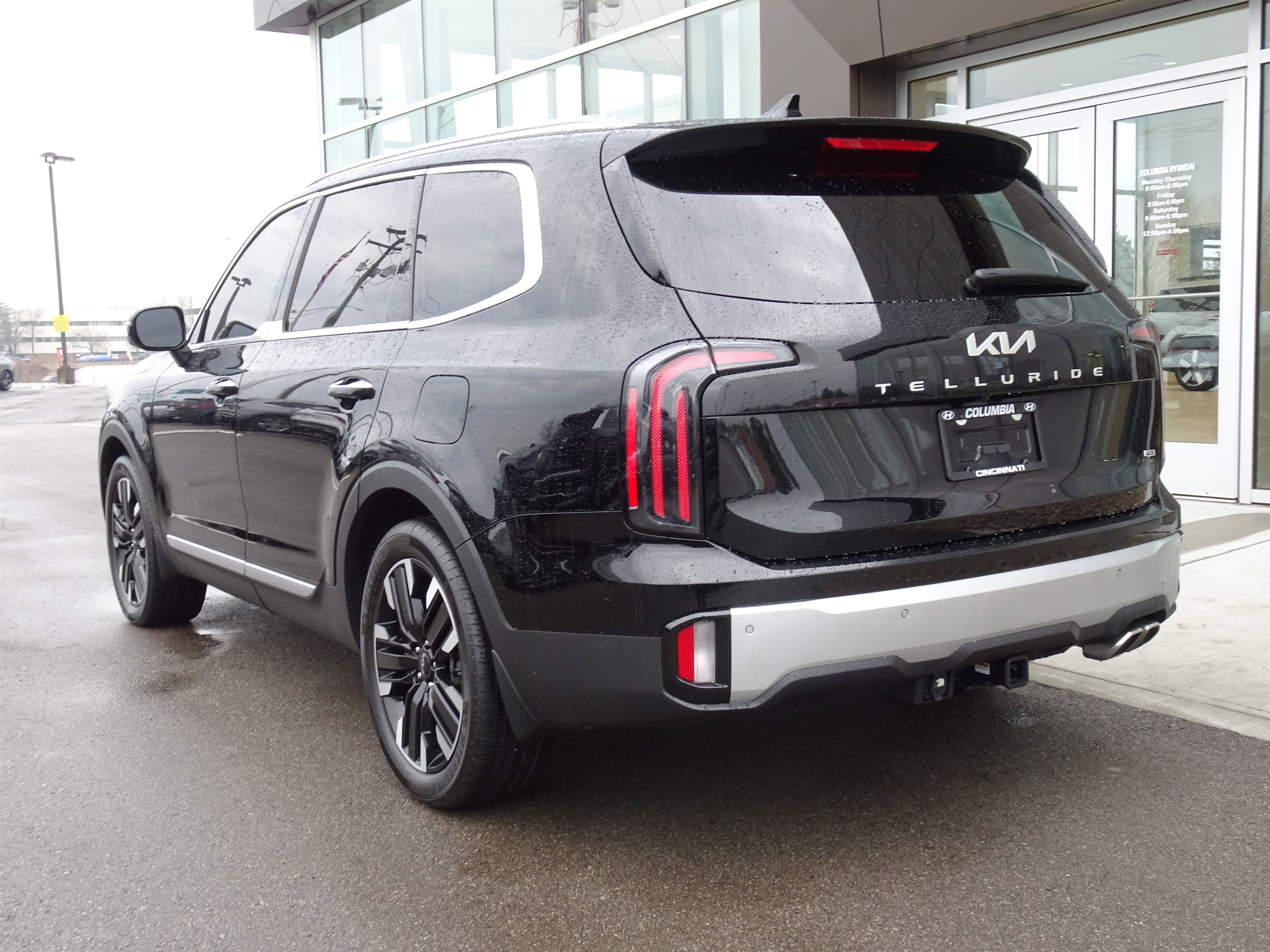 Used 2024 Kia Telluride SX w/ Towing Package image 3