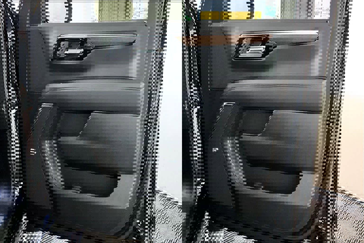 Used 2025 Chevrolet Suburban High Country image 21