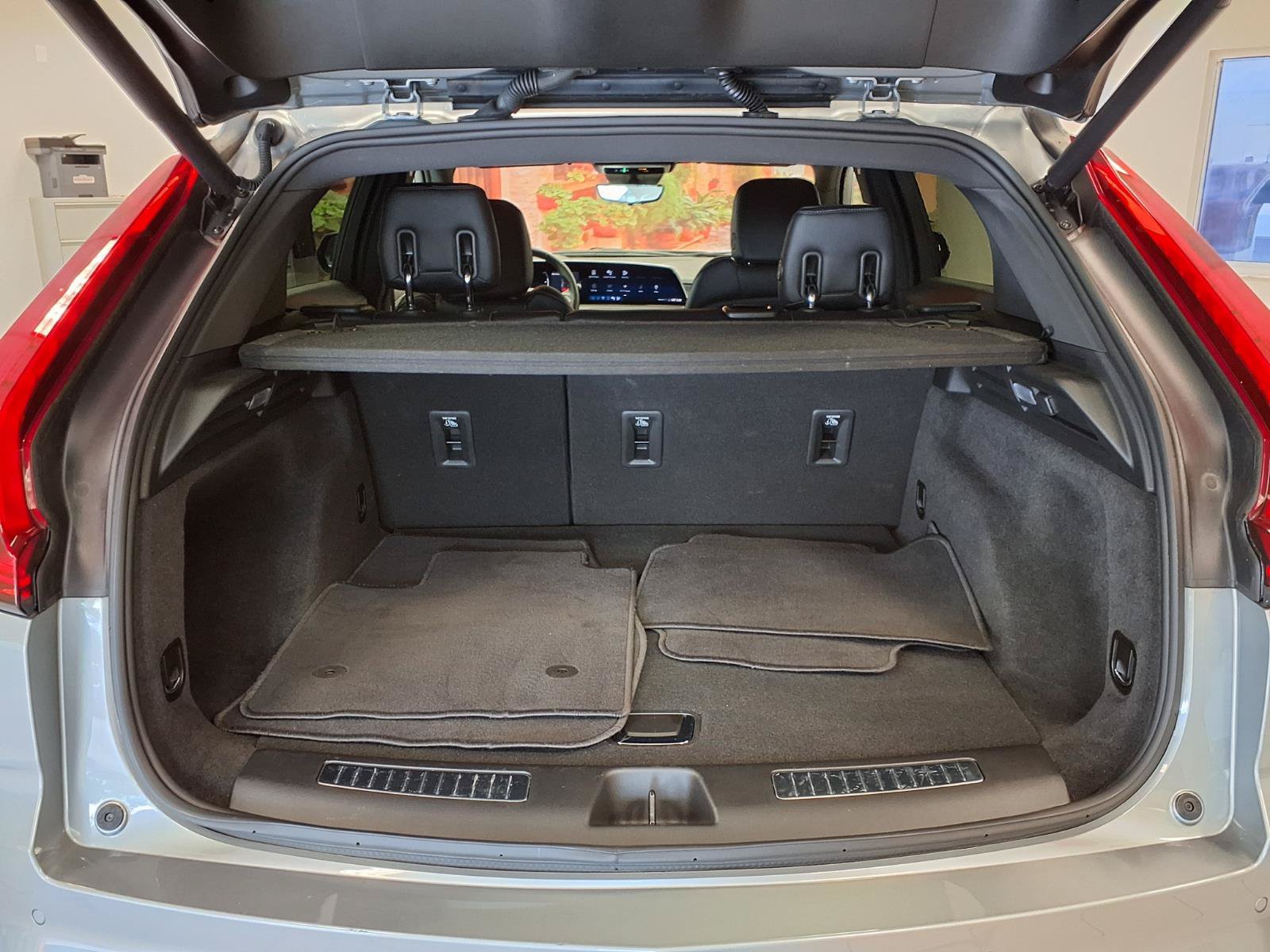 Certified 2024 Cadillac XT4 Premium Luxury w/ Technology Package FWD image 17