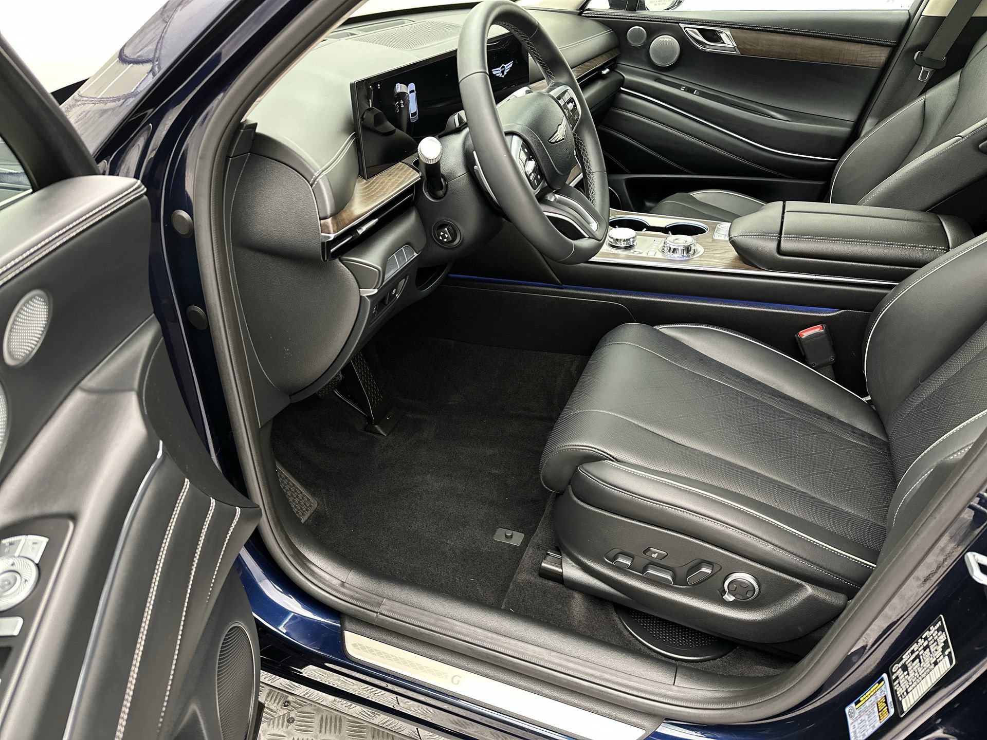 Certified 2026 Genesis GV80 3.5T Advanced AWD/4WD image 11