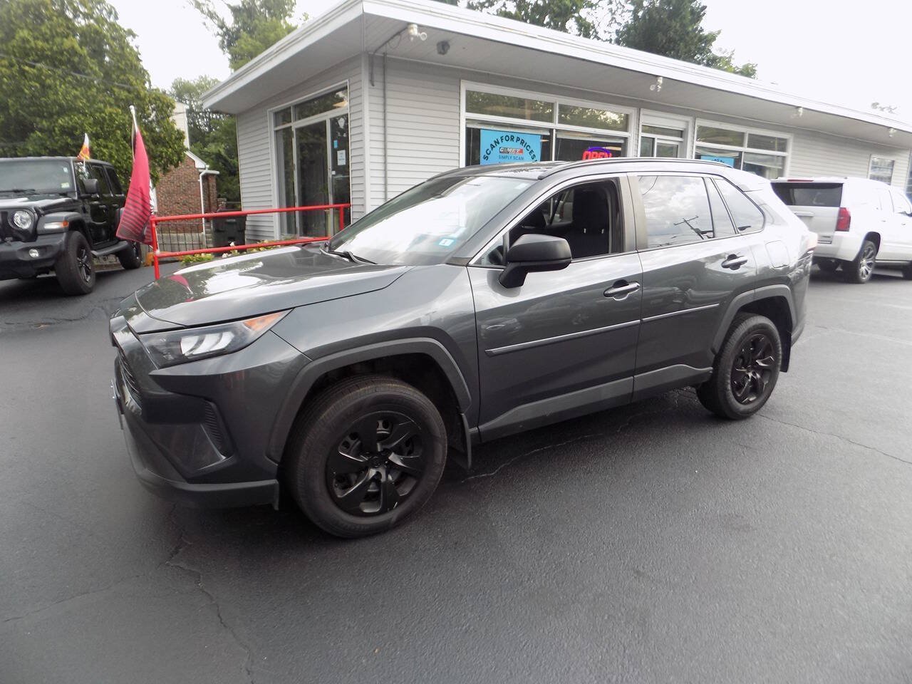 Used 2020 Toyota RAV4 LE w/ Carpet Mat Package AWD/4WD image 8