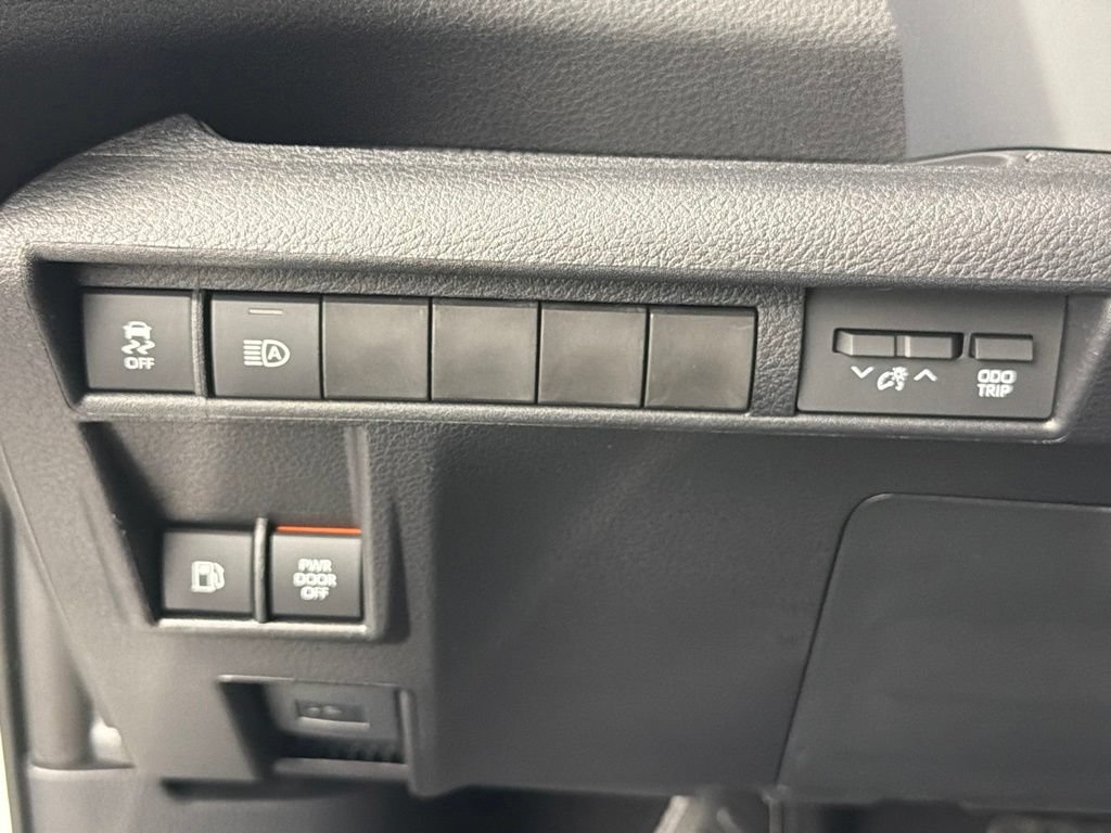 Used 2026 Toyota Sienna Limited FWD image 30