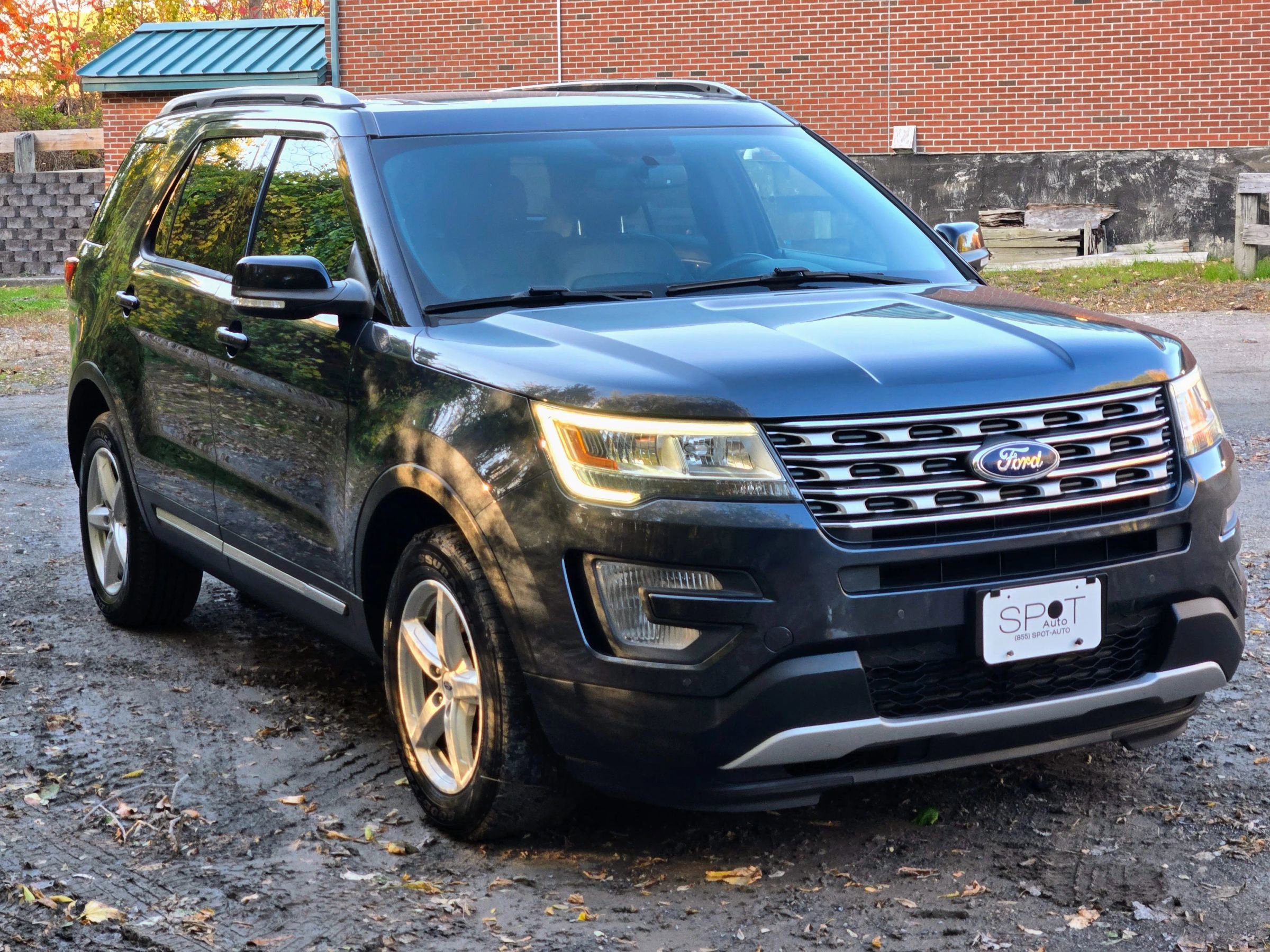 Used 2017 Ford Explorer XLT w/ Equipment Group 202A AWD/4WD image 4
