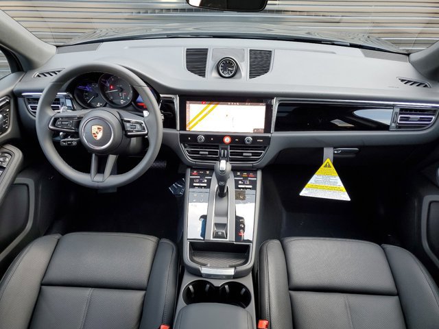Used 2025 Porsche Macan image 16