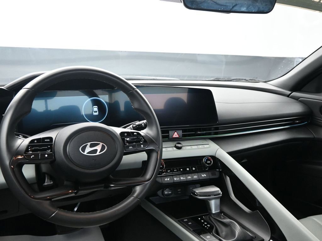 Used 2025 Hyundai Elantra Limited image 23