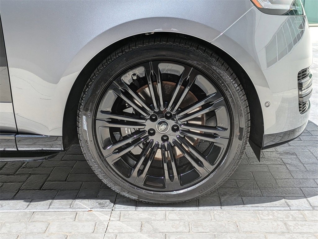 New 2025 Land Rover Range Rover Long Wheelbase SE image 10