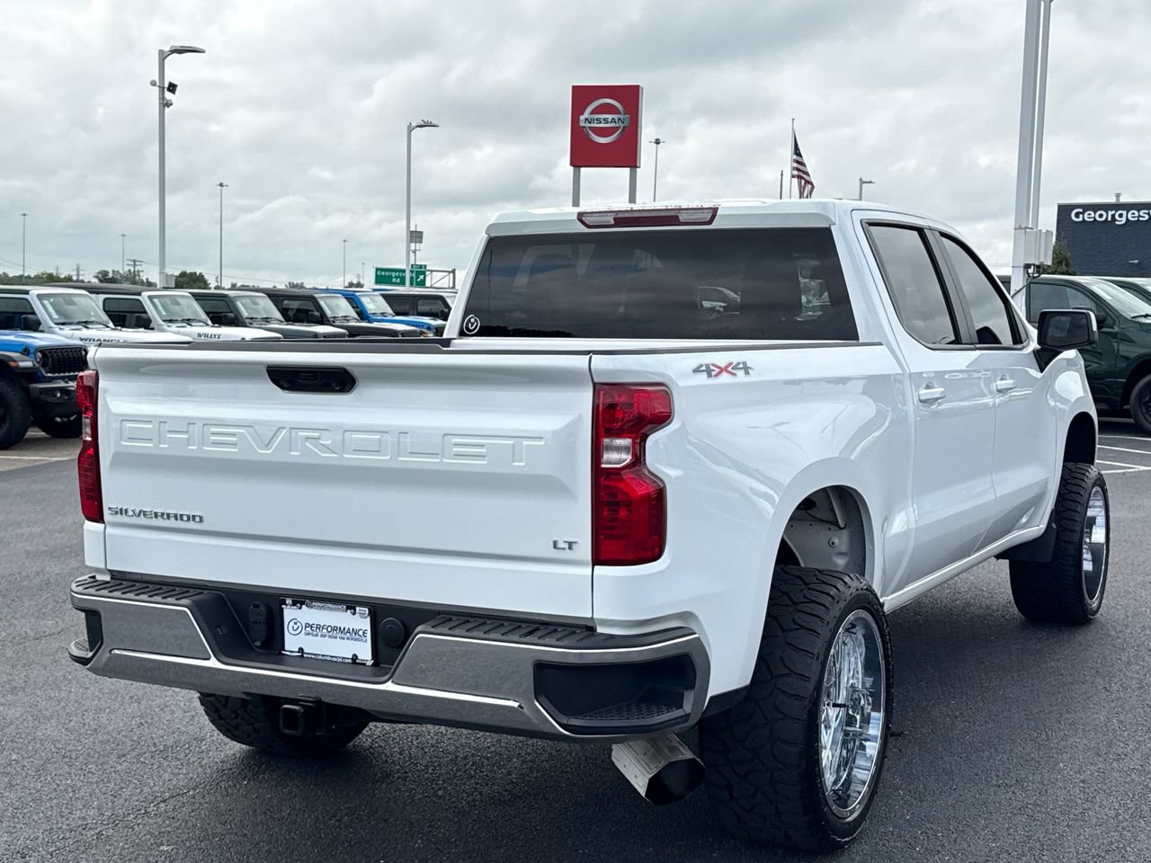Used 2024 Chevrolet Silverado 1500 LT AWD/4WD image 3