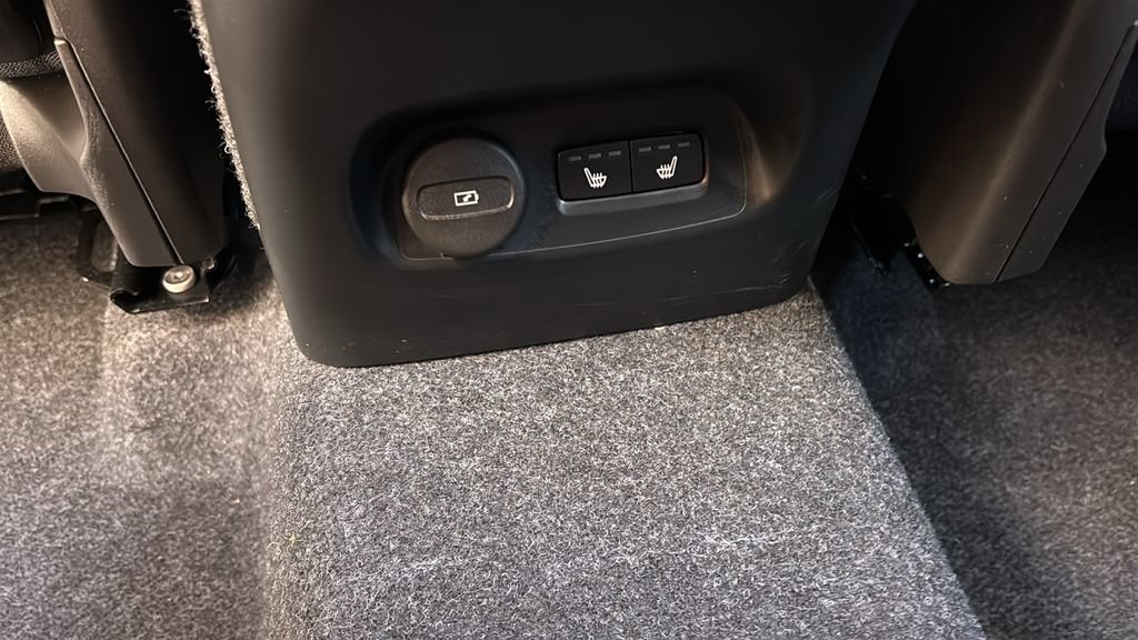 Certified 2025 Volvo XC40 B5 Core w/ Climate Package AWD/4WD image 8