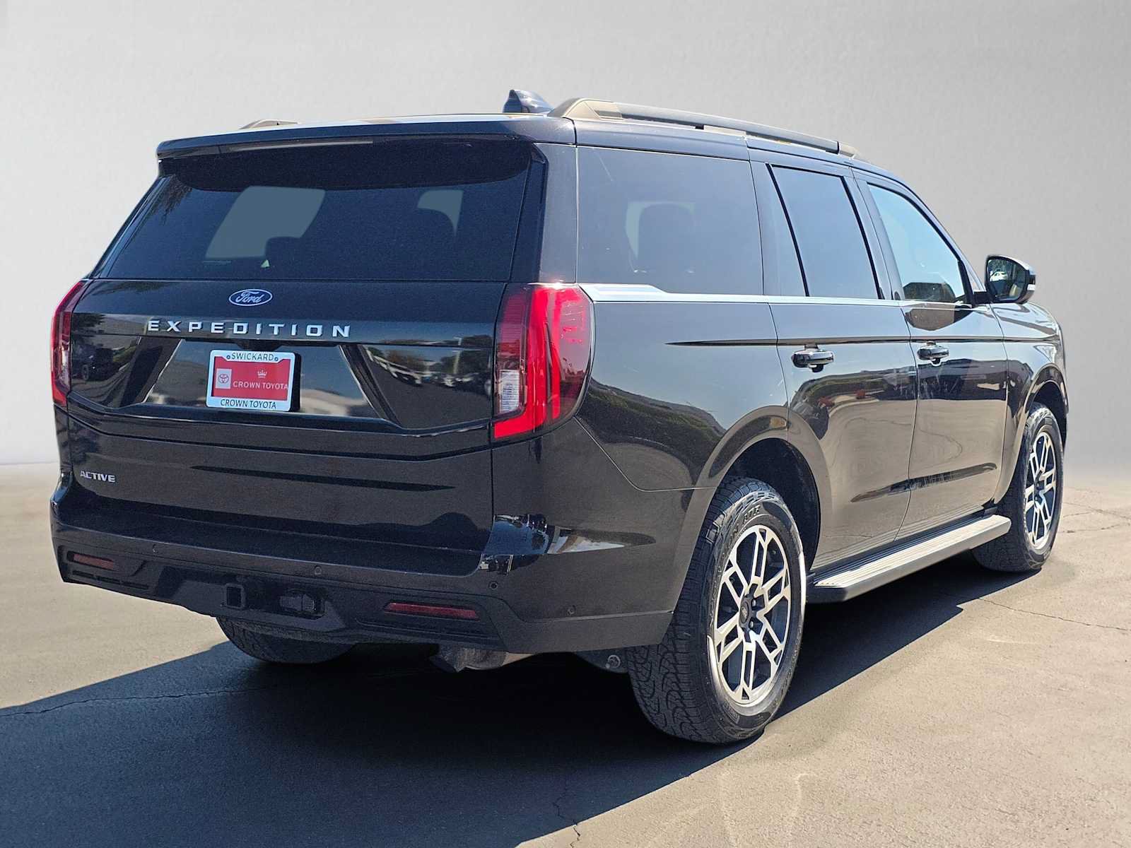 Used 2025 Ford Expedition Active AWD/4WD image 3
