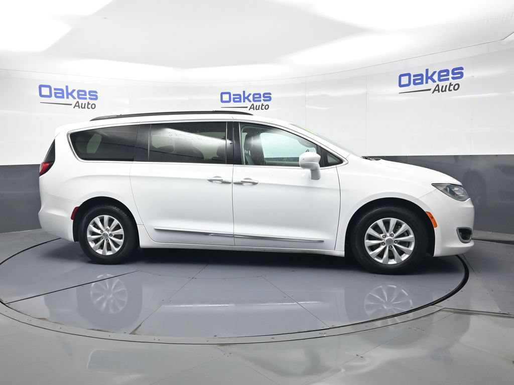 Used 2017 Chrysler Pacifica Touring-L FWD image 8