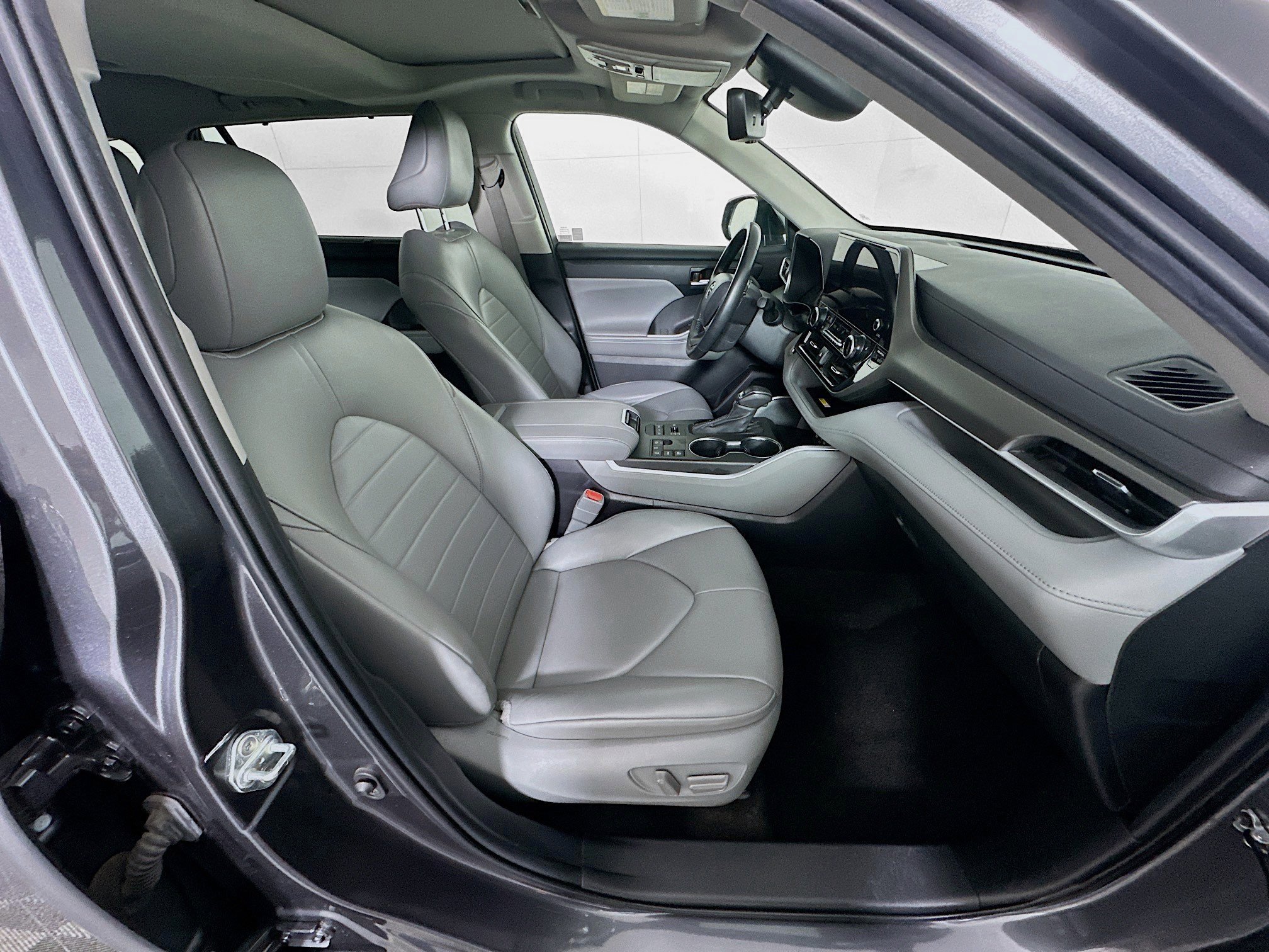 Used 2023 Toyota Highlander XLE image 35