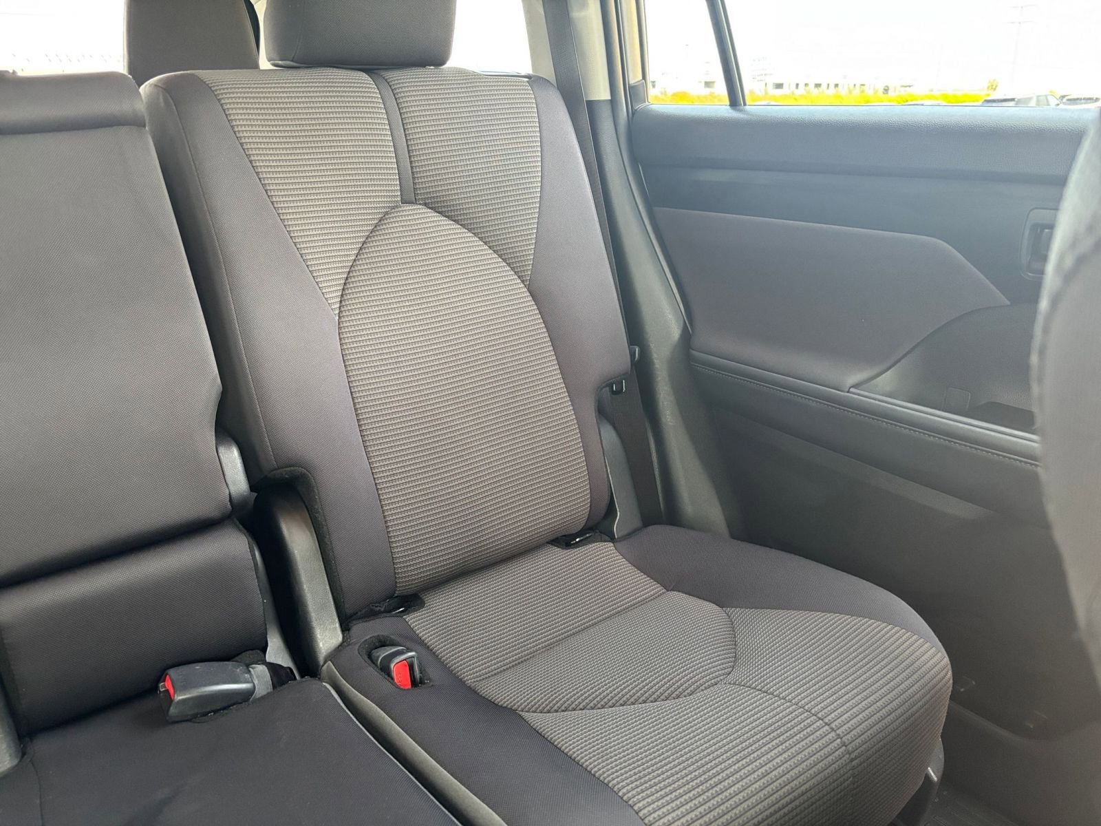 Used 2025 Toyota Highlander LE image 39