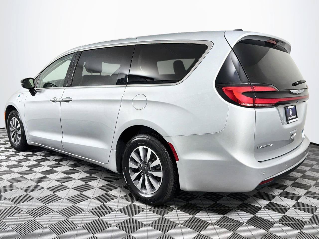 Used 2024 Chrysler Pacifica Limited FWD image 8
