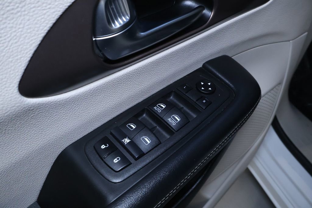 Used 2023 Chrysler Voyager LX image 12