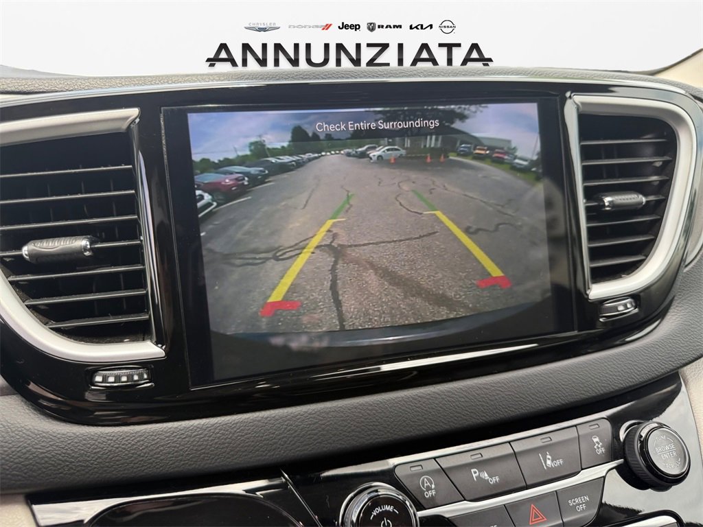 Certified 2023 Chrysler Pacifica Touring-L image 12