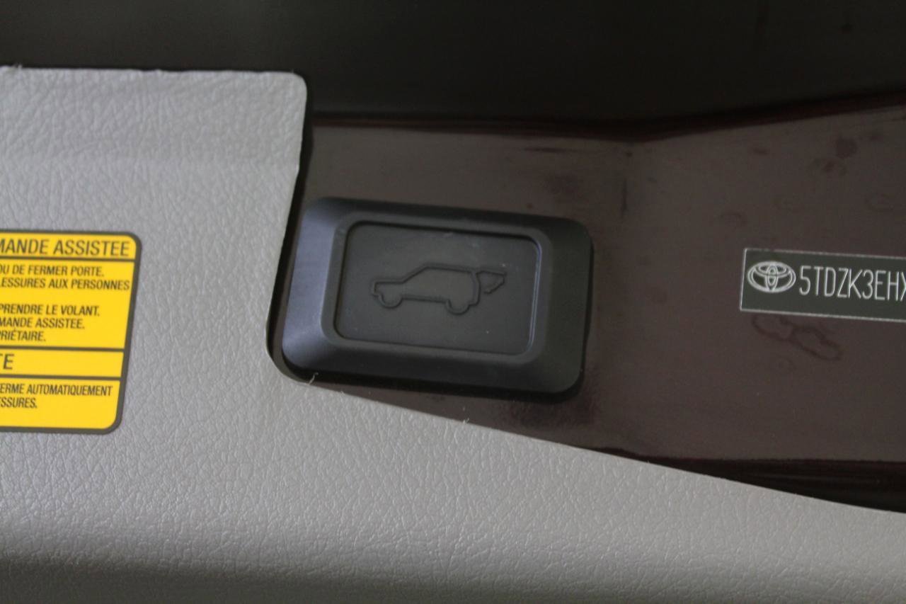 Used 2013 Toyota Highlander SE FWD image 30