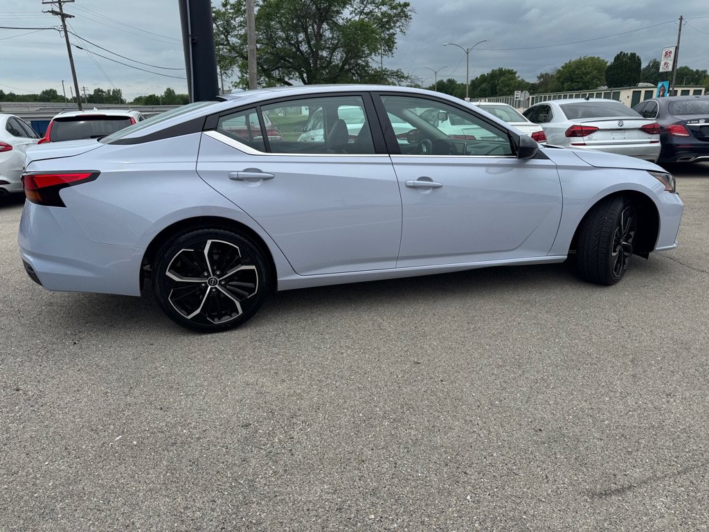 Used 2025 Nissan Altima 2.5 SR FWD image 9