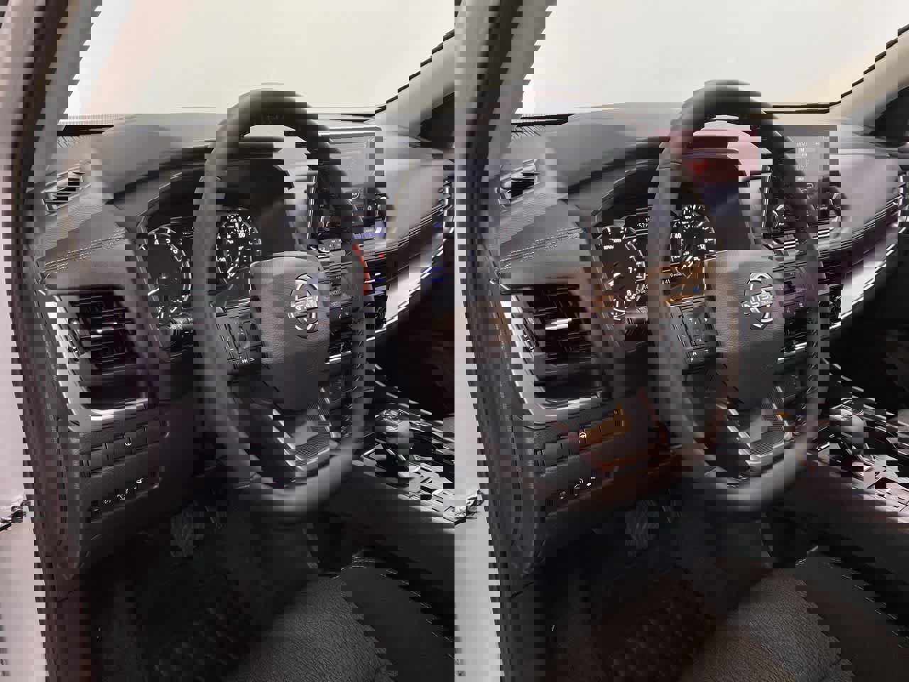 Used 2025 Nissan Rogue SV image 2