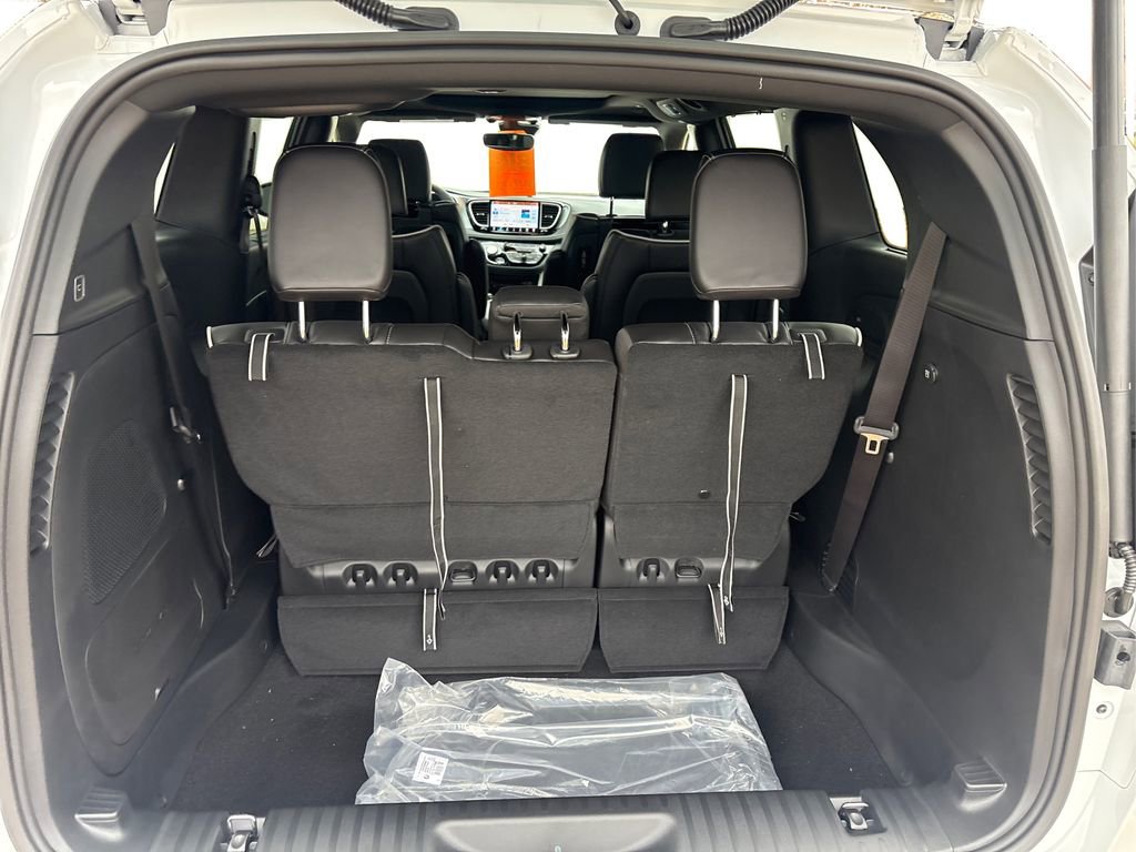 New 2026 Chrysler Pacifica Limited w/ Uconnect Theater Family Group image 11