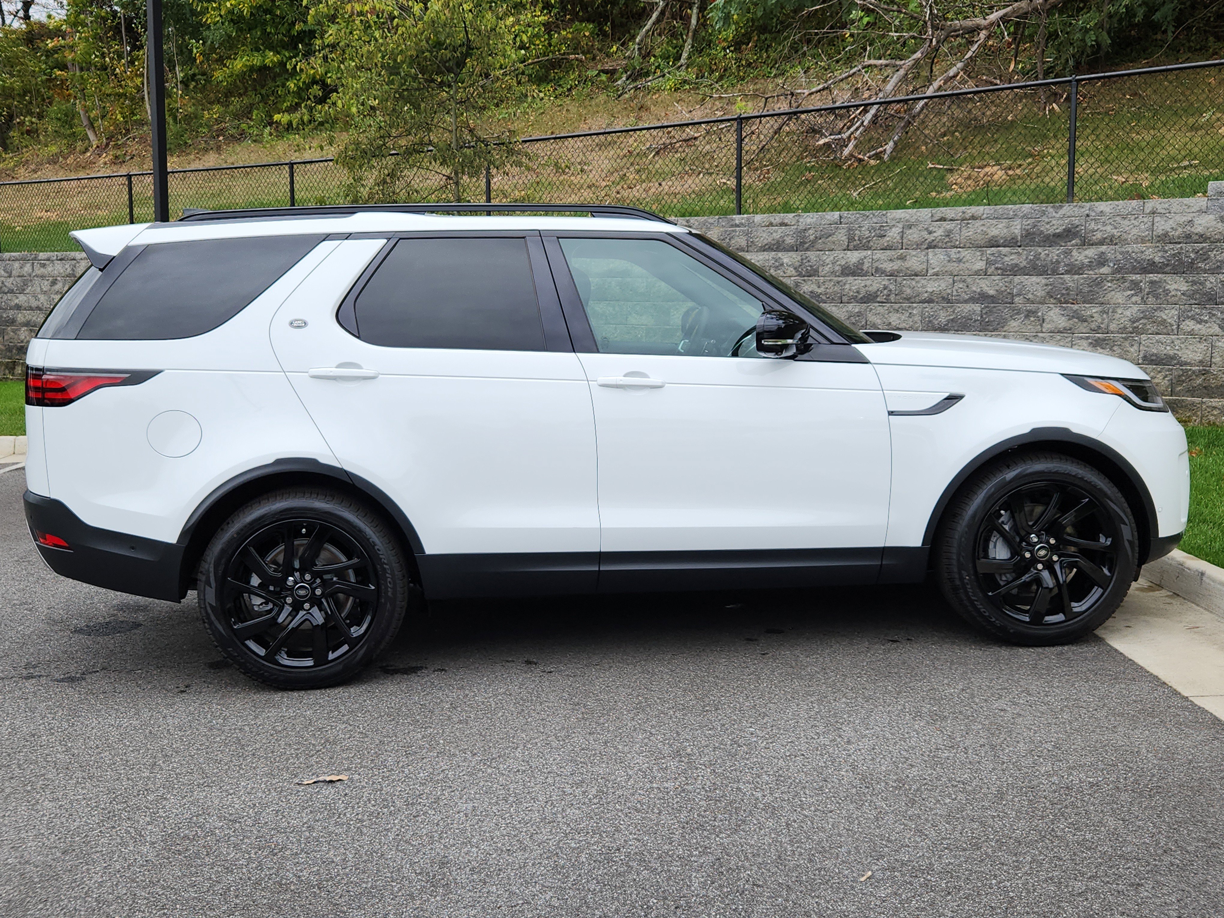 New 2025 Land Rover Discovery S image 11