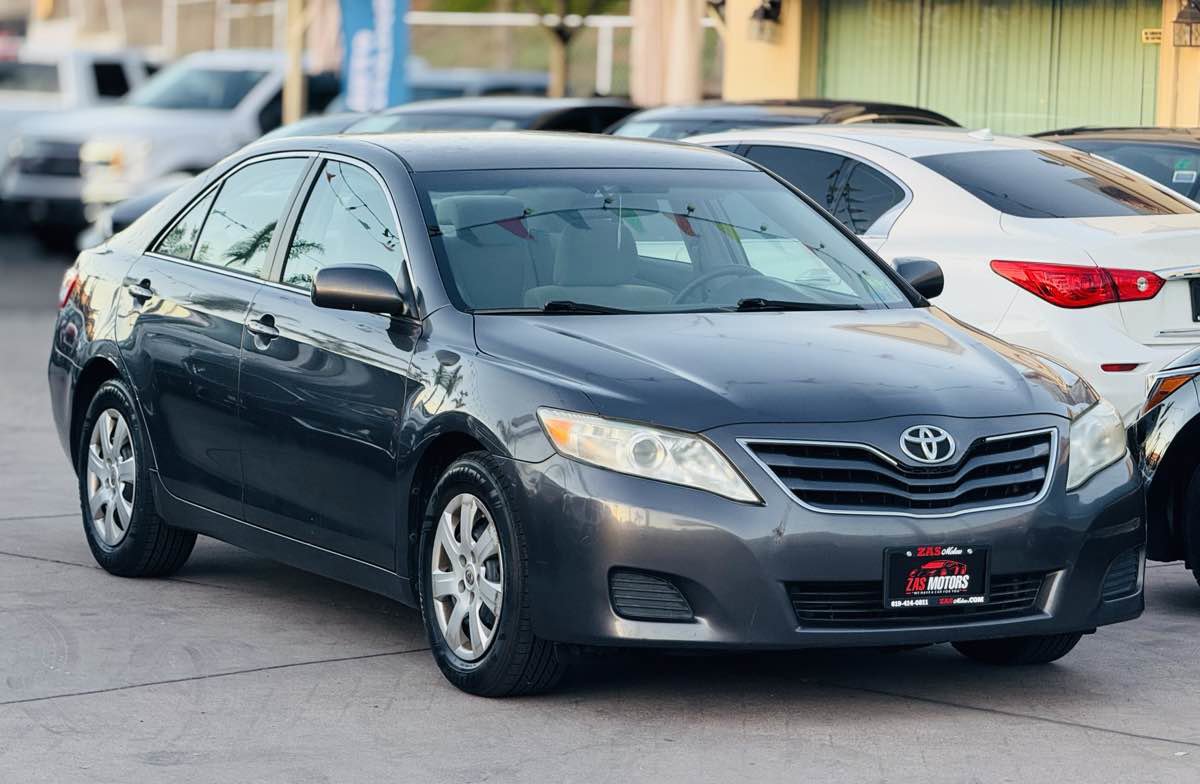 Used 2011 Toyota Camry LE image 4