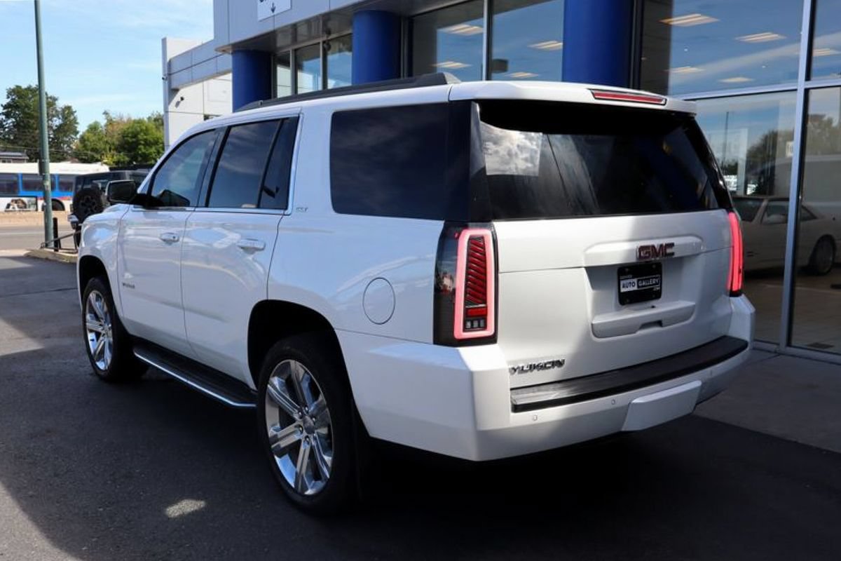 Used 2017 GMC Yukon SLT w/ Open Road Package AWD/4WD image 3