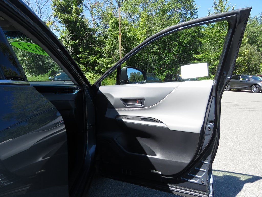 Used 2022 Toyota Venza LE image 13