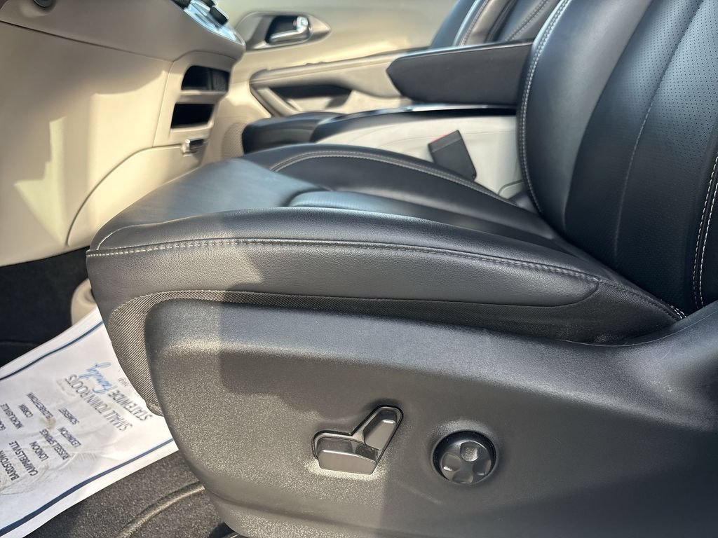 Used 2024 Chrysler Pacifica Touring-L FWD image 14