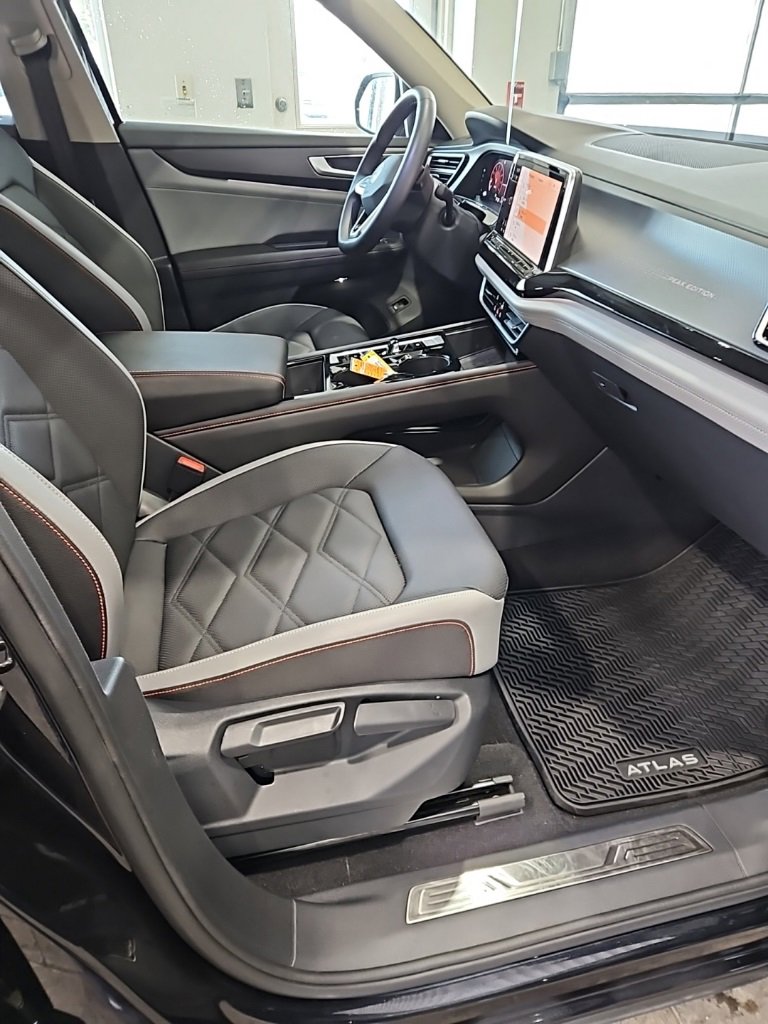 Used 2025 Volkswagen Atlas Peak Edition SE image 13