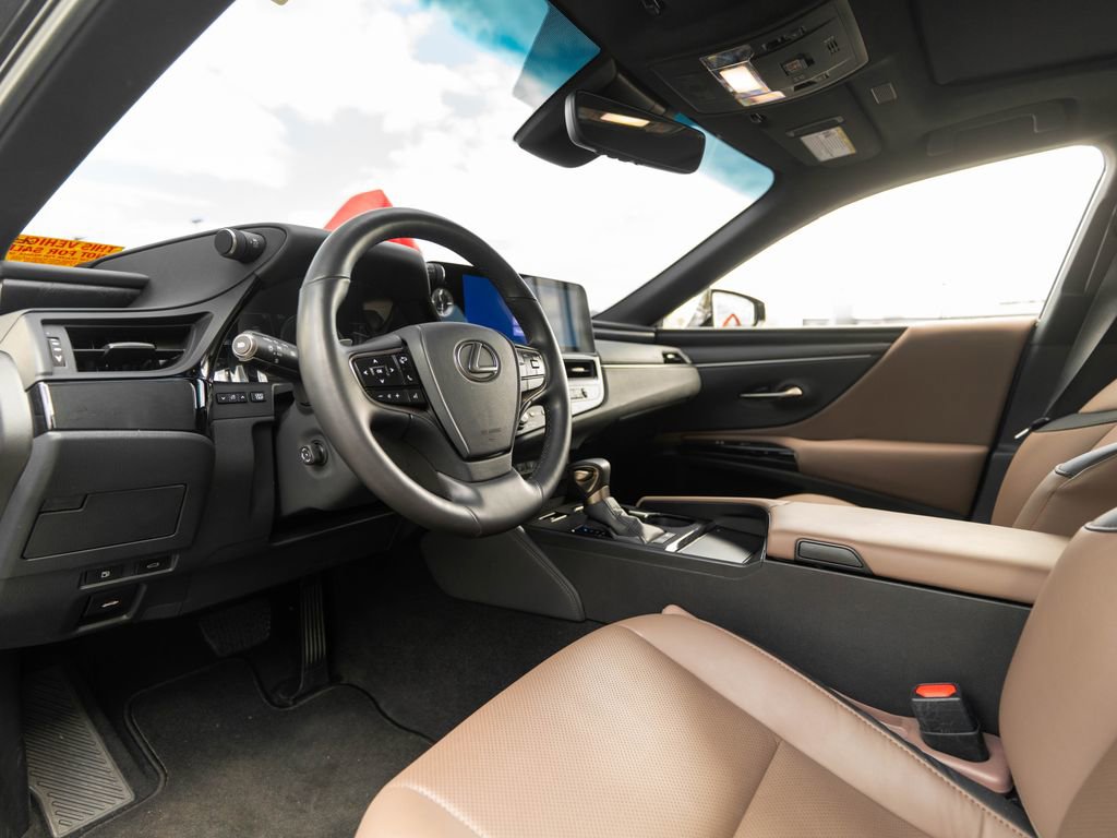 Used 2025 Lexus ES 300h w/ Premium Package FWD image 4
