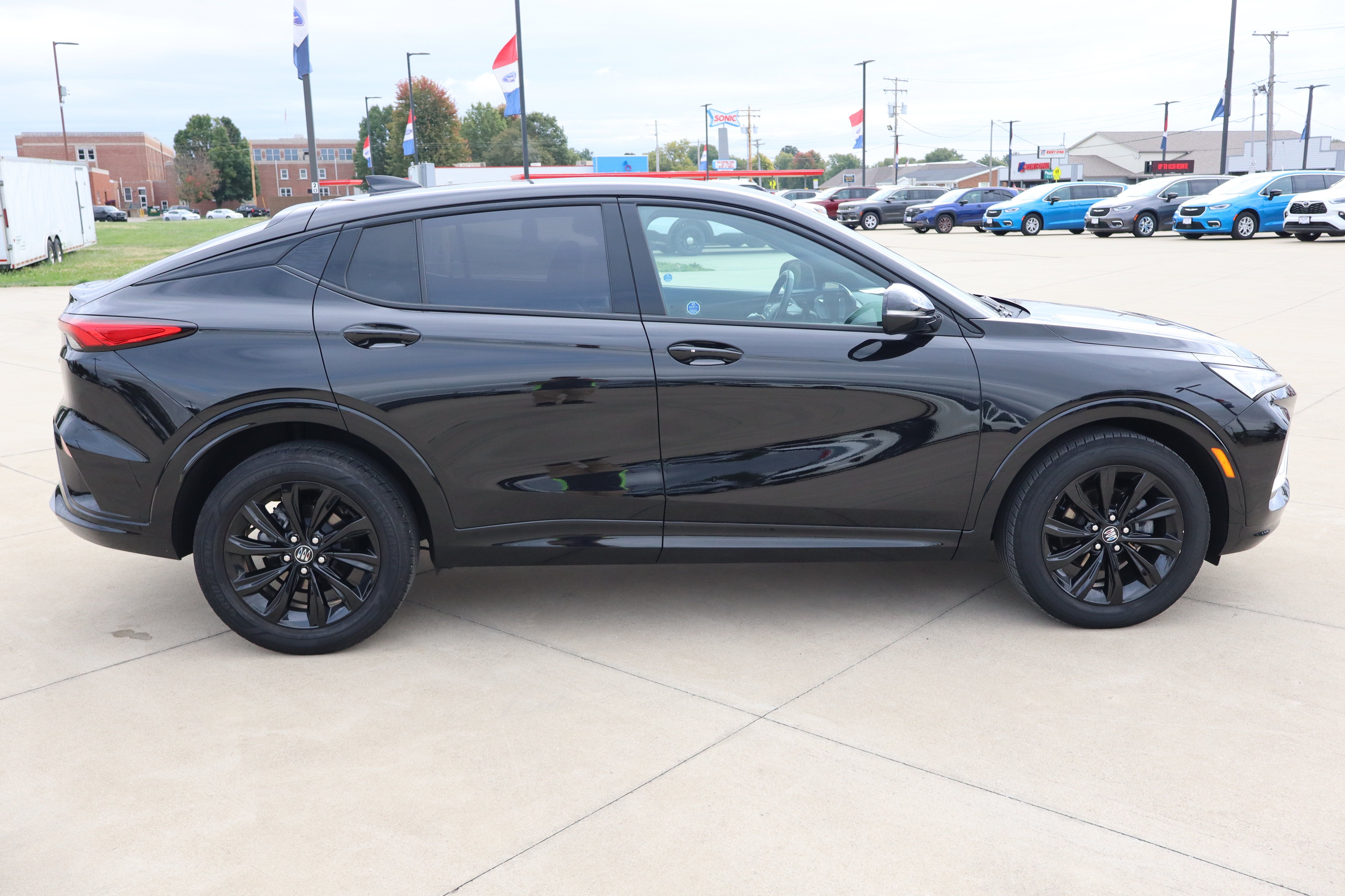 Used 2024 Buick Envista Sport Touring w/ Convenience I Package FWD image 5