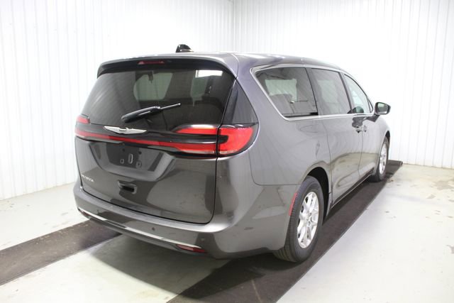 Used 2023 Chrysler Pacifica Touring-L FWD image 4