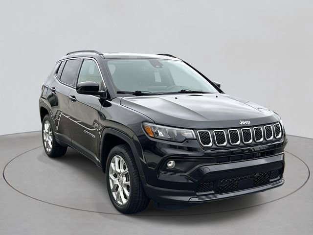 Used 2023 Jeep Compass Latitude w/ Sun and Sound Group image 3