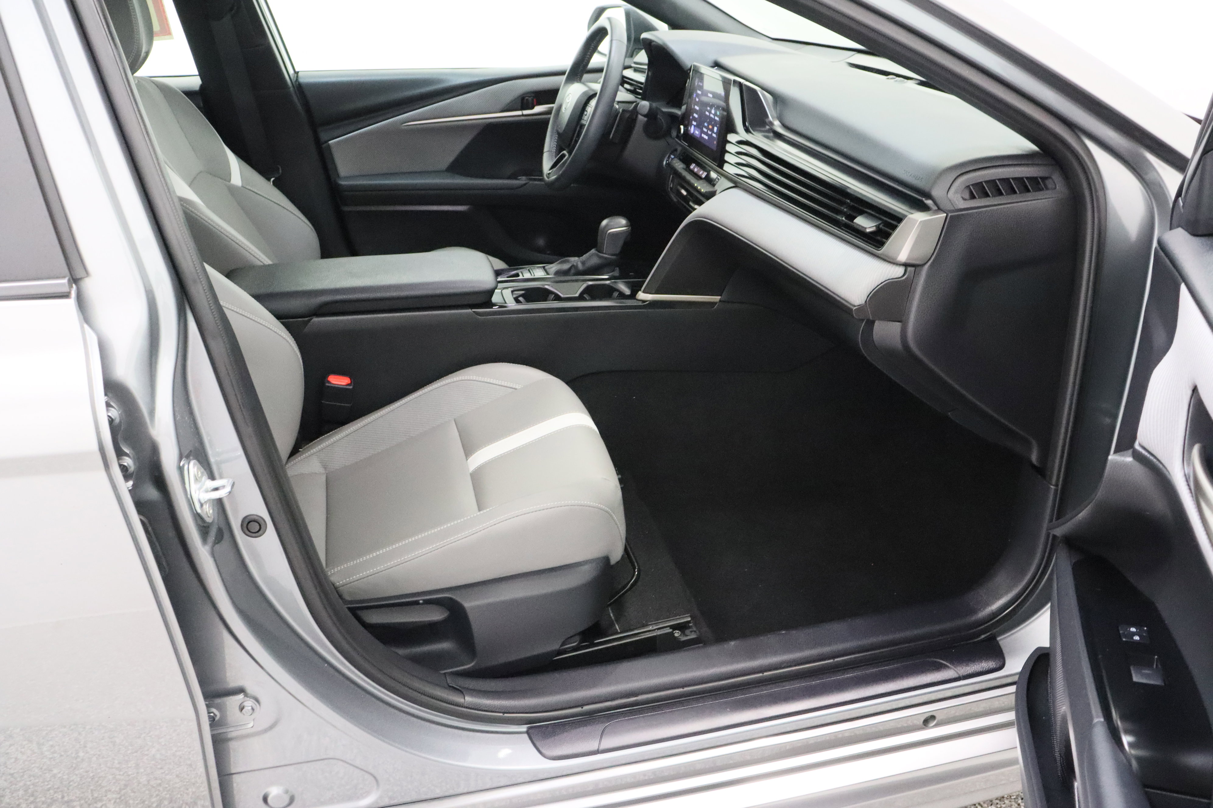 Used 2025 Toyota Camry SE w/ Convenience Package FWD image 38