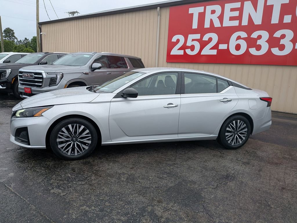 Used 2024 Nissan Altima 2.5 SV FWD image 2