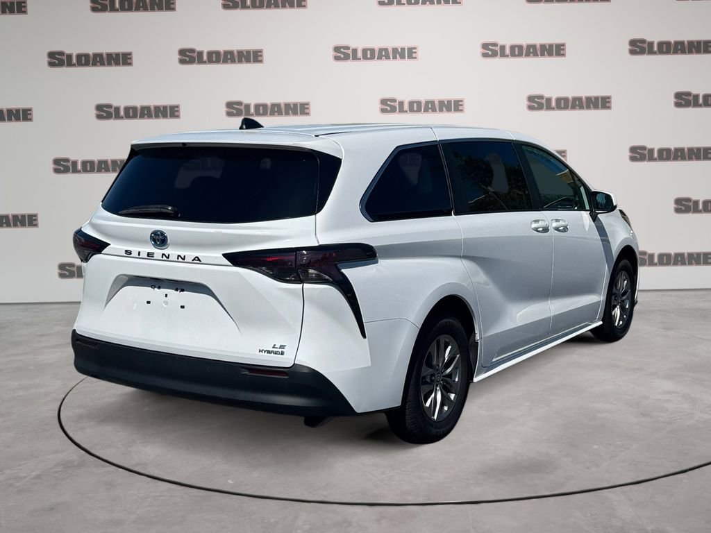 Used 2024 Toyota Sienna LE FWD image 5