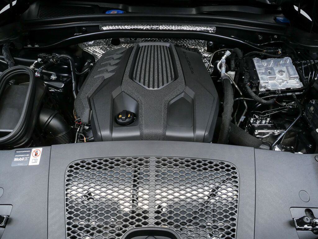 Certified 2026 Porsche Macan Turbo AWD/4WD image 33