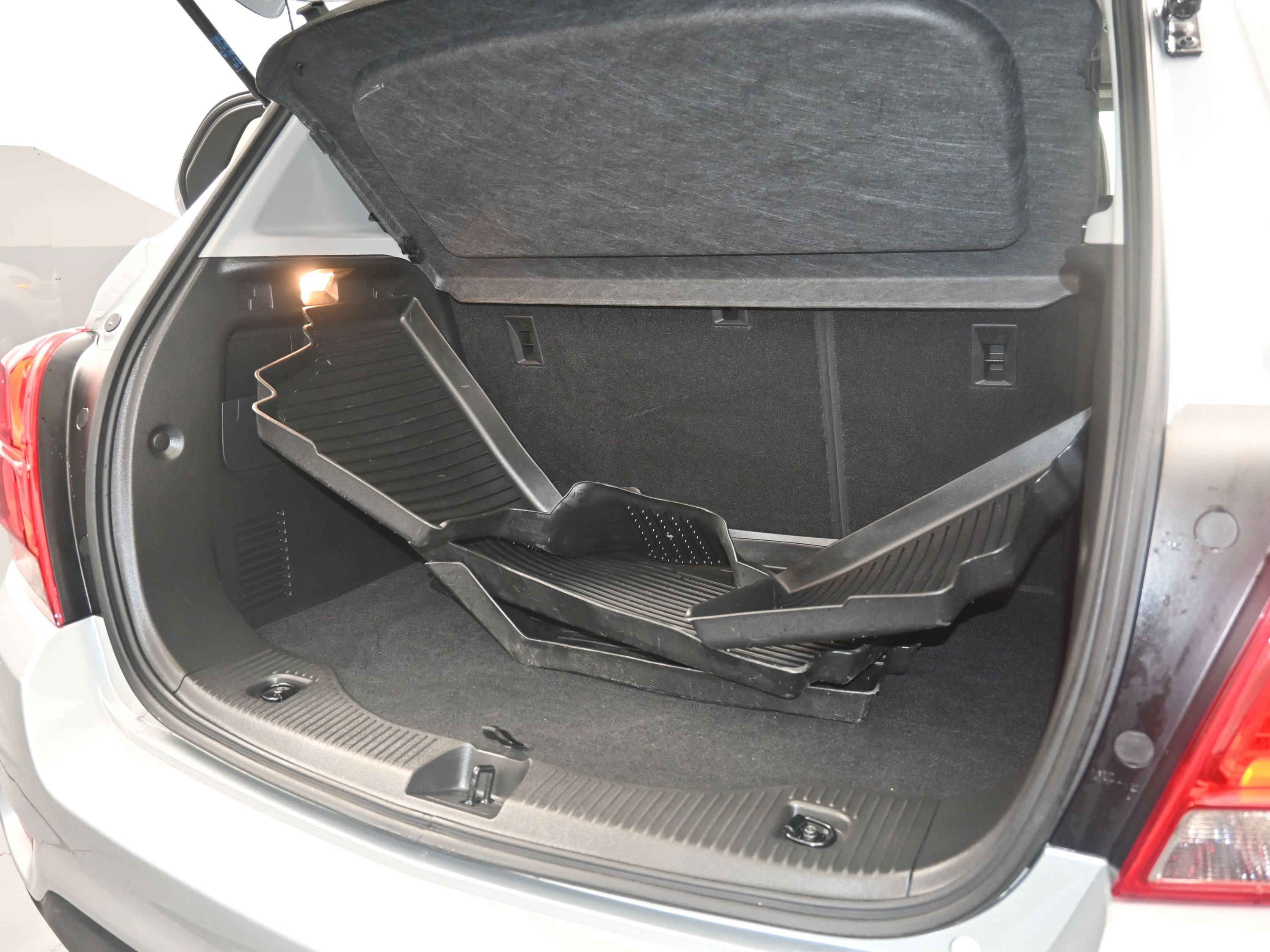 Used 2022 Chevrolet Trax LT w/ LT Convenience Package image 24