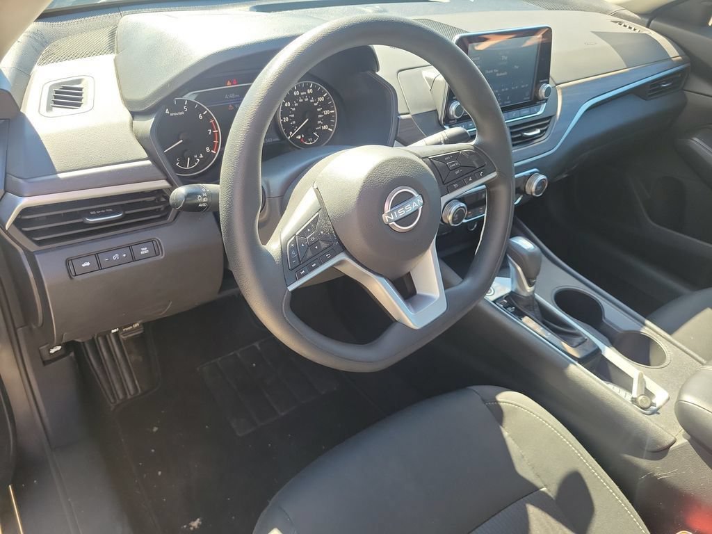 Used 2025 Nissan Altima 2.5 SV FWD image 14