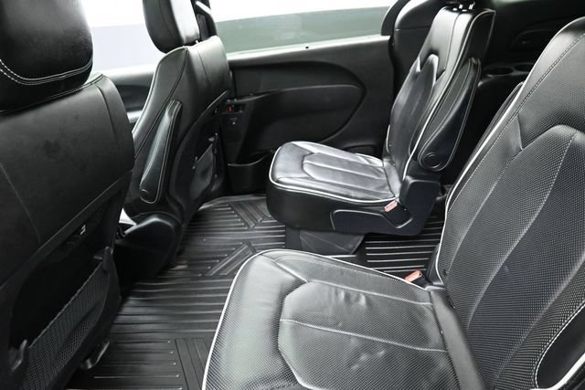 Used 2019 Chrysler Pacifica Limited w/ S Appearance Package FWD image 17