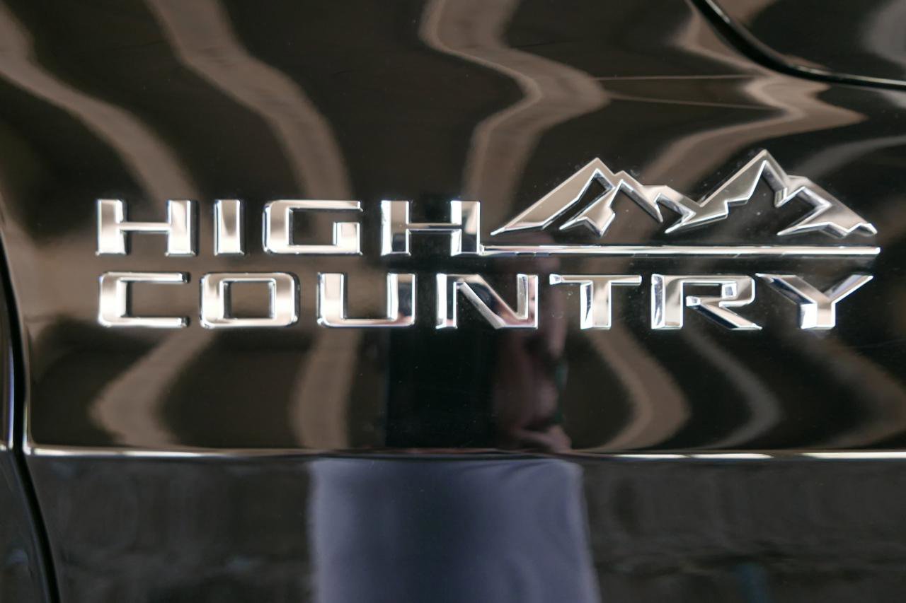 Used 2025 Chevrolet Suburban High Country AWD/4WD image 53