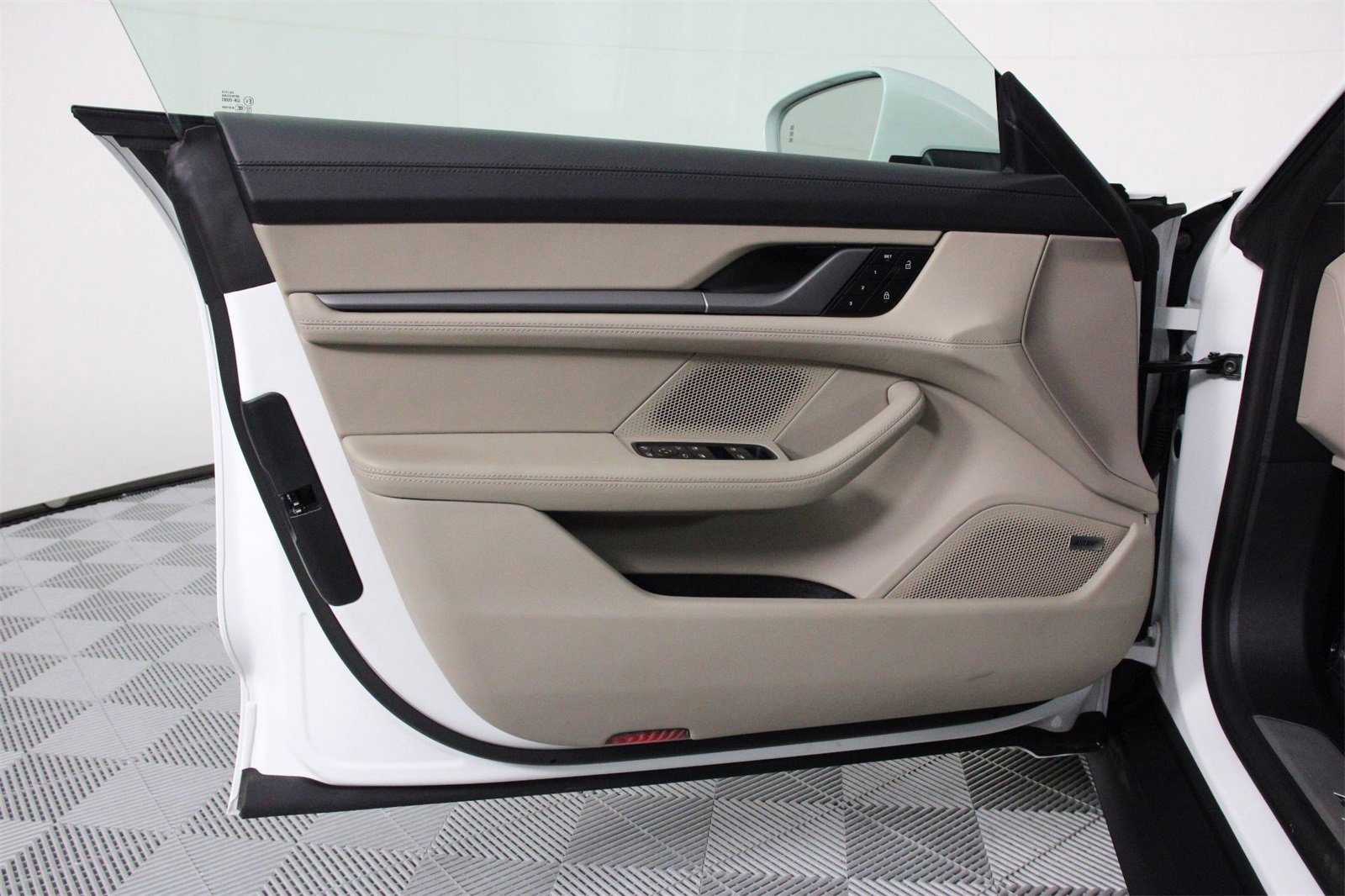 Used 2025 Porsche Taycan image 20