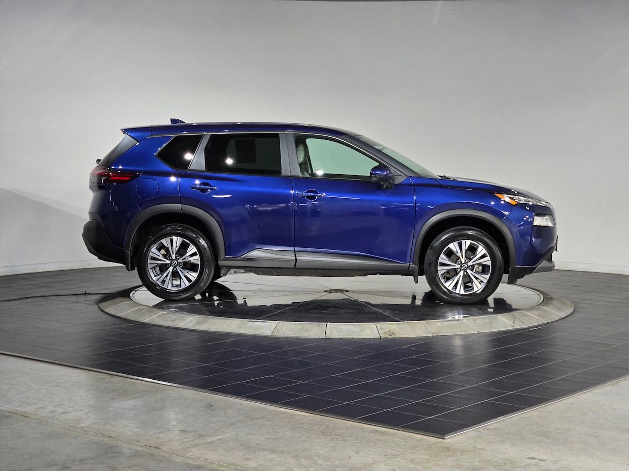 Used 2023 Nissan Rogue SV image 12