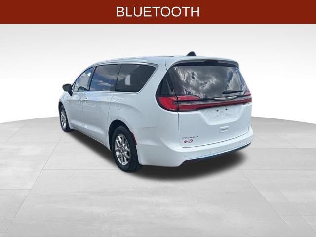 Used 2024 Chrysler Pacifica Touring-L FWD image 5