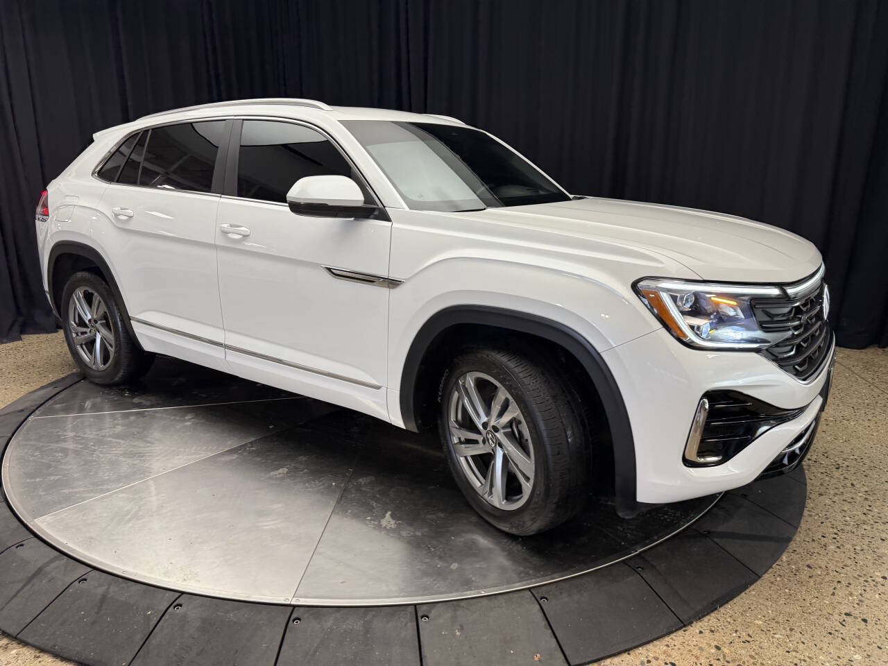 Used 2024 Volkswagen Atlas Cross Sport SEL R-Line AWD/4WD image 10