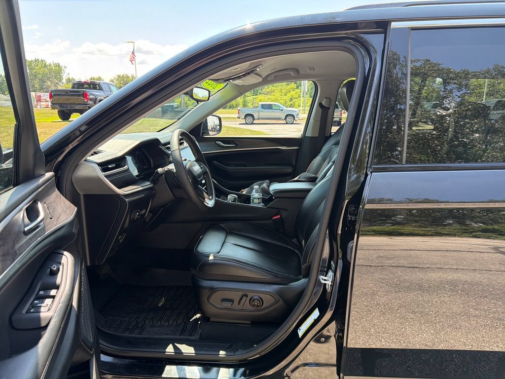 Used 2023 Jeep Grand Cherokee Limited AWD/4WD image 18
