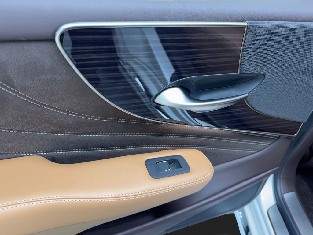 Used 2020 Lexus LS 500 w/ Accessory Package (Z2) image 38