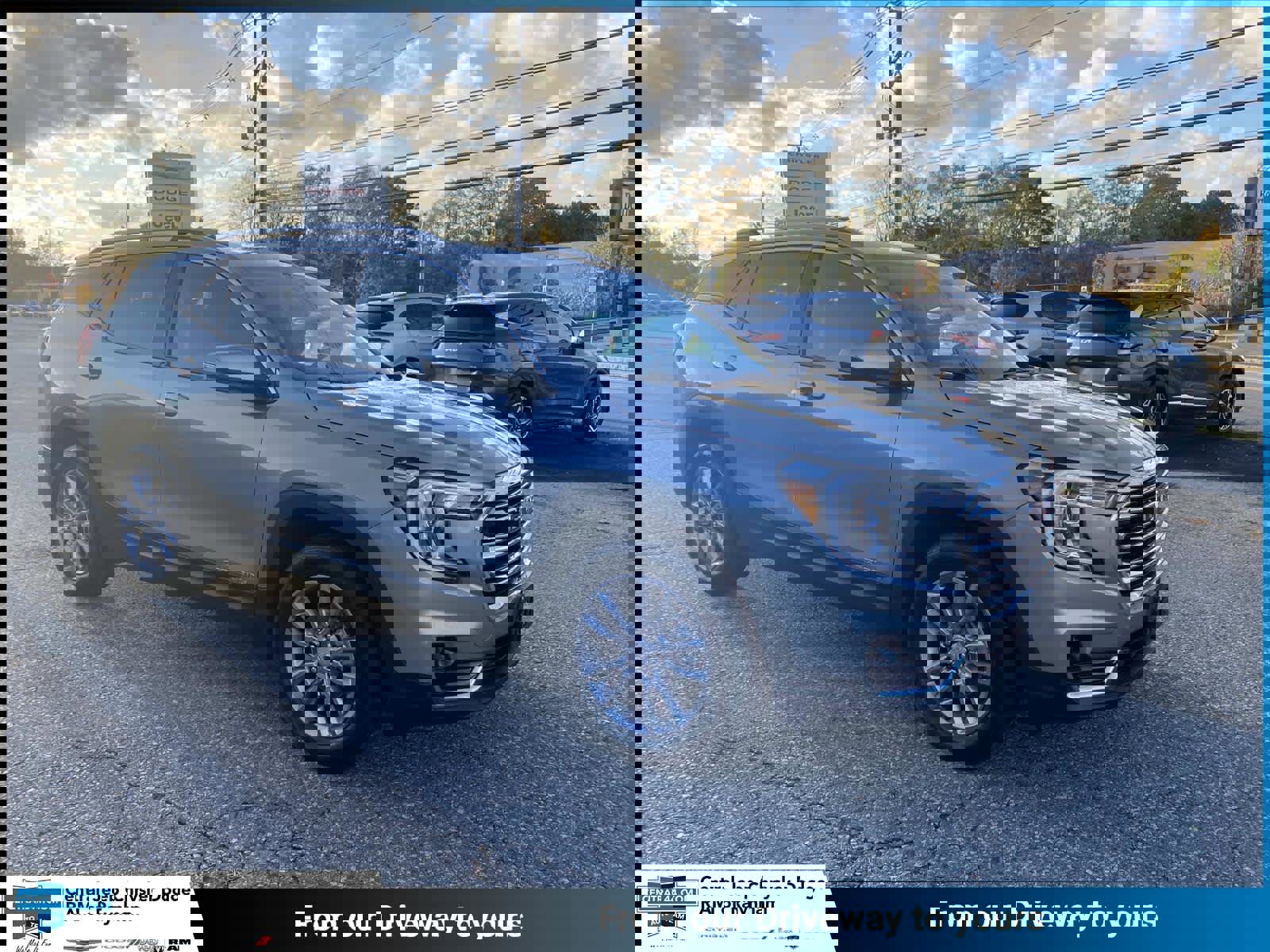 Used 2024 GMC Terrain SLT image 1