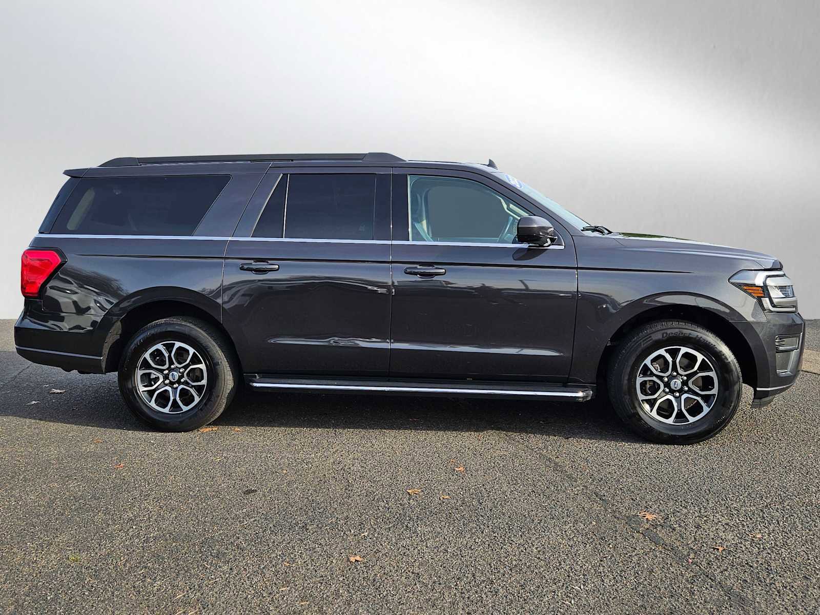Used 2023 Ford Expedition Max XLT image 2