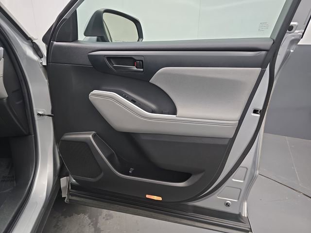 Used 2022 Toyota Highlander L image 40